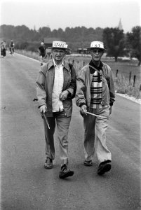 Eerste dag Nijmeegse Vierdaagse , twee zestig-jarigen, Bestanddeelnr 928-7022