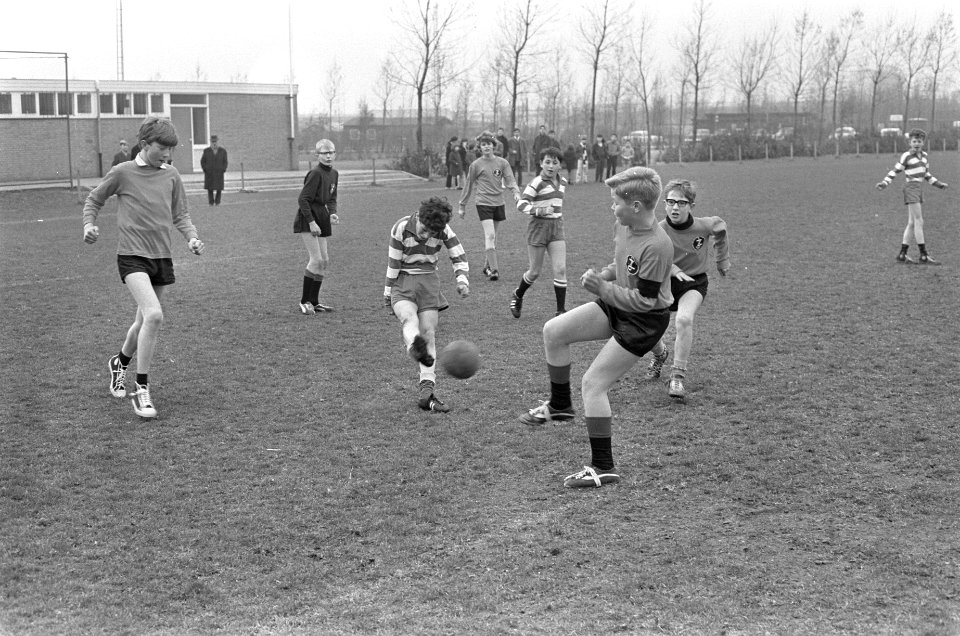 Eerste dag schoolvoetbaltoernooi, spelmomenten, Bestanddeelnr 920-1781