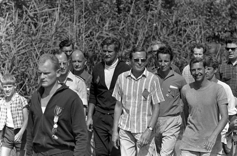 Eerste dag Vierdaagse Nijmegen. Prins Claus temidden van andere wandelaars, Bestanddeelnr 920-5376