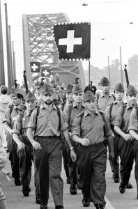 Eerste dag Vierdaagse Nijmegen. Nummer 8.9.10 Zwitserse militairen, nummer 11 Is, Bestanddeelnr 920-5369