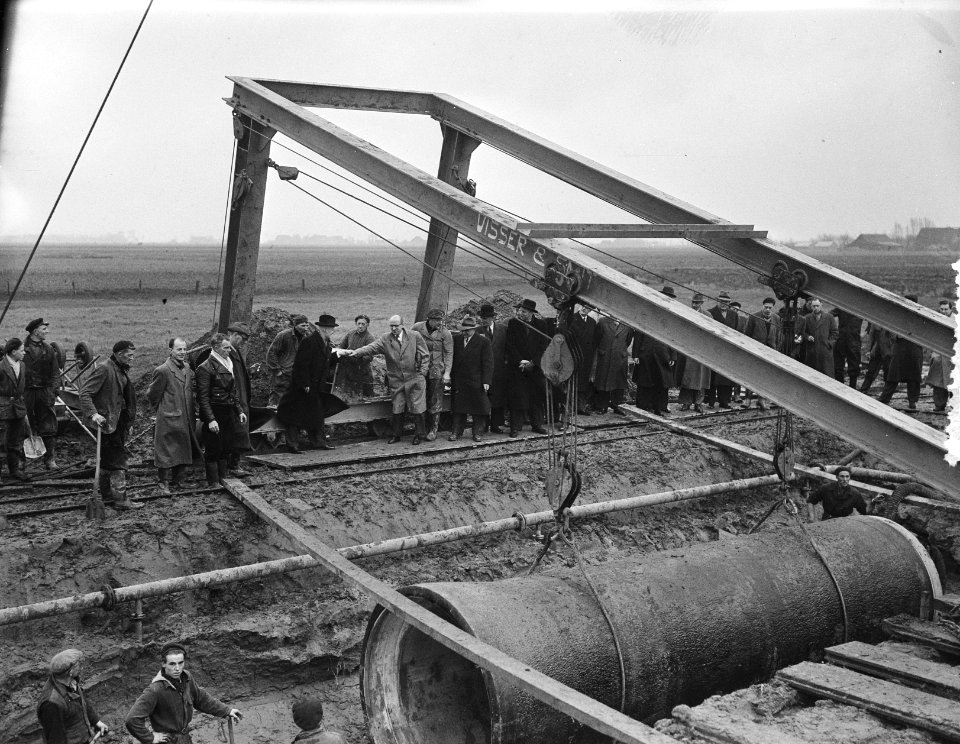 Eerste waterleidingbuis bij Jutphaas, Leiden, Castricum, Bestanddeelnr 906-8992
