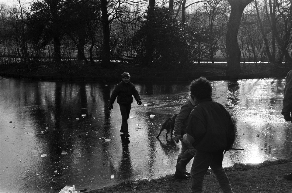 Eerste waaghals op het ijs in het Amsterdamse Vondelpark, Bestanddeelnr 933-5597