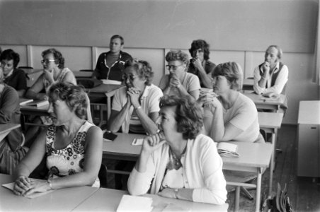 Eerste dag MAVO voor volwassenen, Osdorper scholengemeenschap , Amsterdam, moede, Bestanddeelnr 928-7425