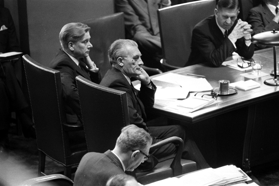 Eerste Kamer . Algemene Politiek debat begonnen. Minister Roolvink (rechts) en m, Bestanddeelnr 923-0602