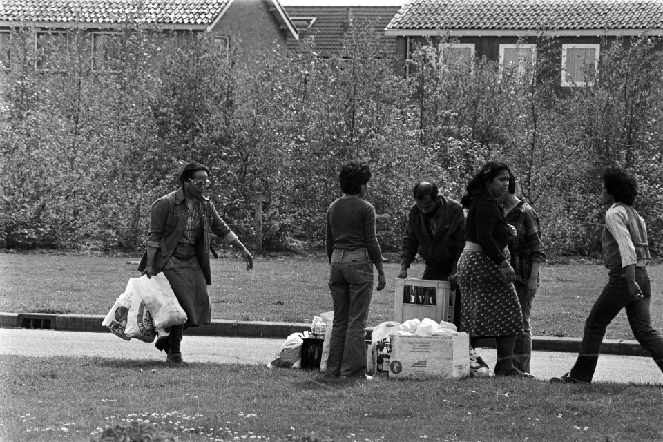 Eerste dag gijzeling school Bovensmilde Zuidmolukse vrouwen verzamelen voedsel , Bestanddeelnr 929-1918