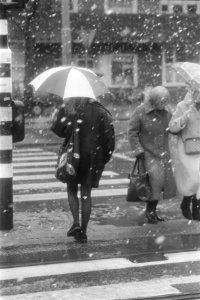 Eerste sneeuw valt voetgangers in de sneeuw in Amsterdam, Bestanddeelnr 934-1740