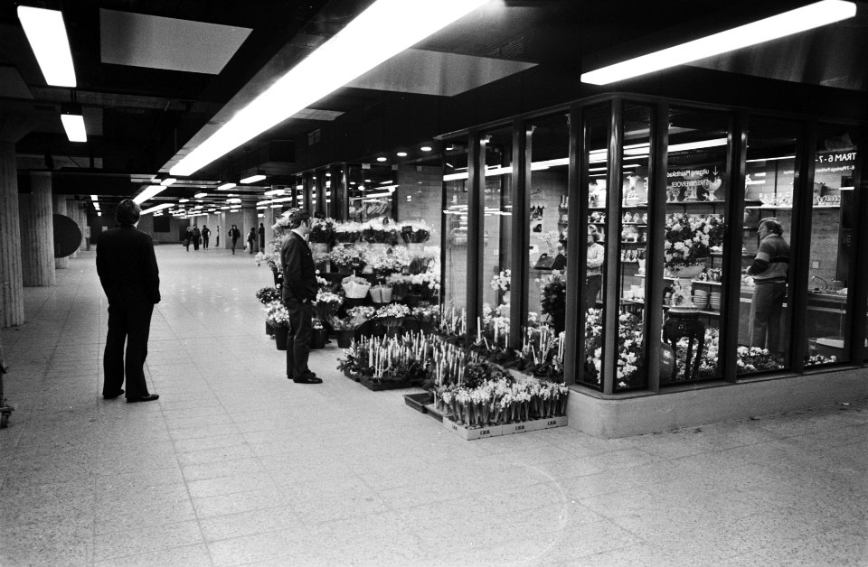 Eerste winkeltjes open in metrostation Weesperplein in Amsterdam, Bestanddeelnr 929-4966