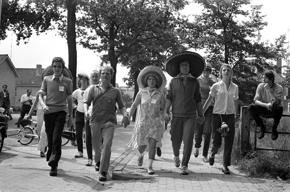 Eerste dag Vierdaagse Apeldoorn, wandelaars met grote hoeden, Bestanddeelnr 925-7306