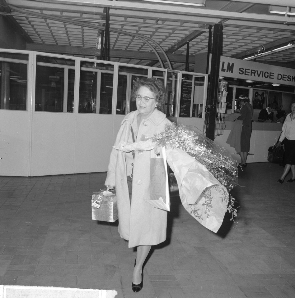 Eerste vlucht Djakarta naar Amsterdam op Schiphol. Mevrouw Van Salingen, Bestanddeelnr 915-1288