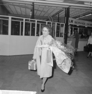 Eerste vlucht Djakarta naar Amsterdam op Schiphol. Mevrouw Van Salingen, Bestanddeelnr 915-1288