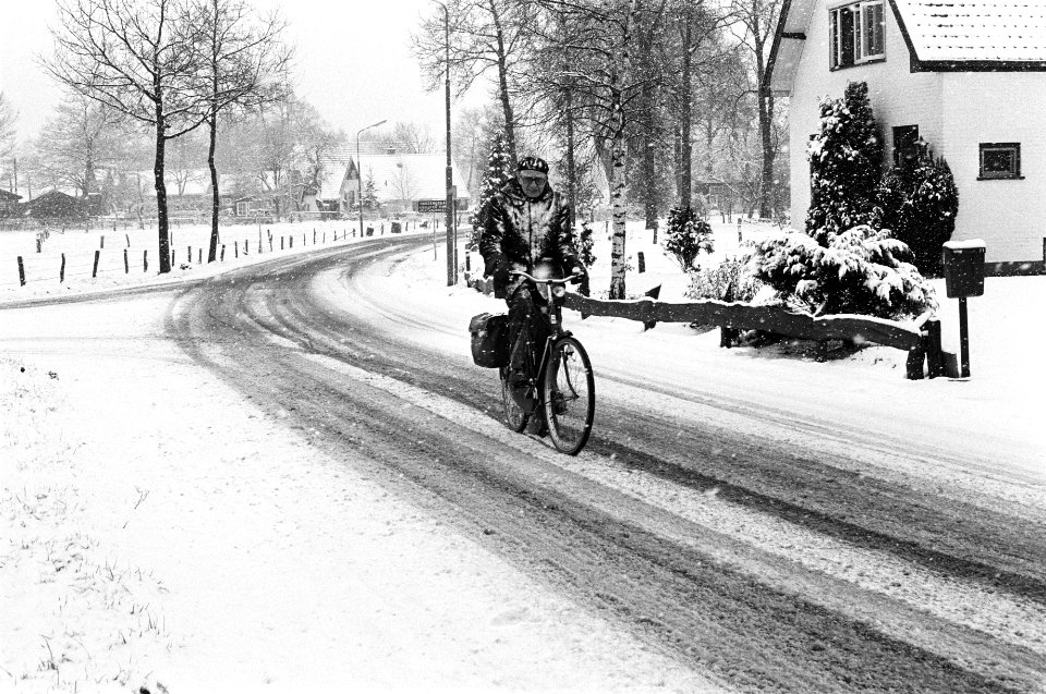 Eerste sneeuw (nabij Apeldoorn) fietsers in de sneeuw, Bestanddeelnr 930-5999