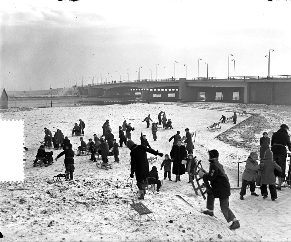 Eerste sneeuw in Amsterdam, sneeuwpret de jeugd bij Utrechtse brug, Bestanddeelnr 906-9337
