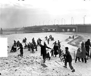 Eerste sneeuw in Amsterdam, sneeuwpret de jeugd bij Utrechtse brug, Bestanddeelnr 906-9337