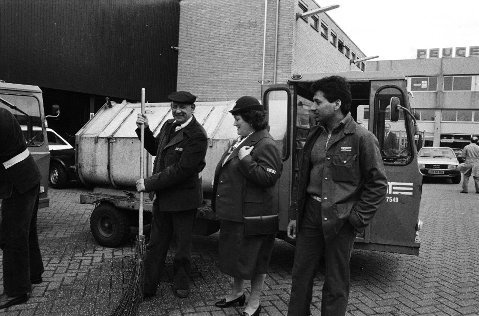 Eerste vrouwelijke opzichter, Lenie Verhoeven, in de buitendienst van de stadsre, Bestanddeelnr 933-3128