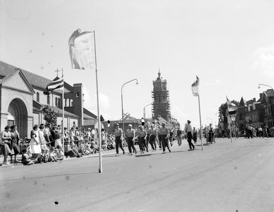 Eerste dag vierdaagse Nijmegen, groepen door Elst, Bestanddeelnr 907-2519