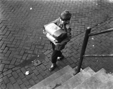 Eerste vorst in ons land, jongens slepen kolenpakjes, Bestanddeelnr 907-5016