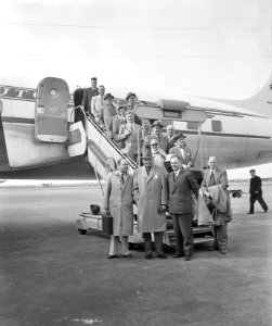 Eerste vlucht naar Ankara. Mr. Van der Dussen en Faye Emerson televisiester, Bestanddeelnr 907-7196