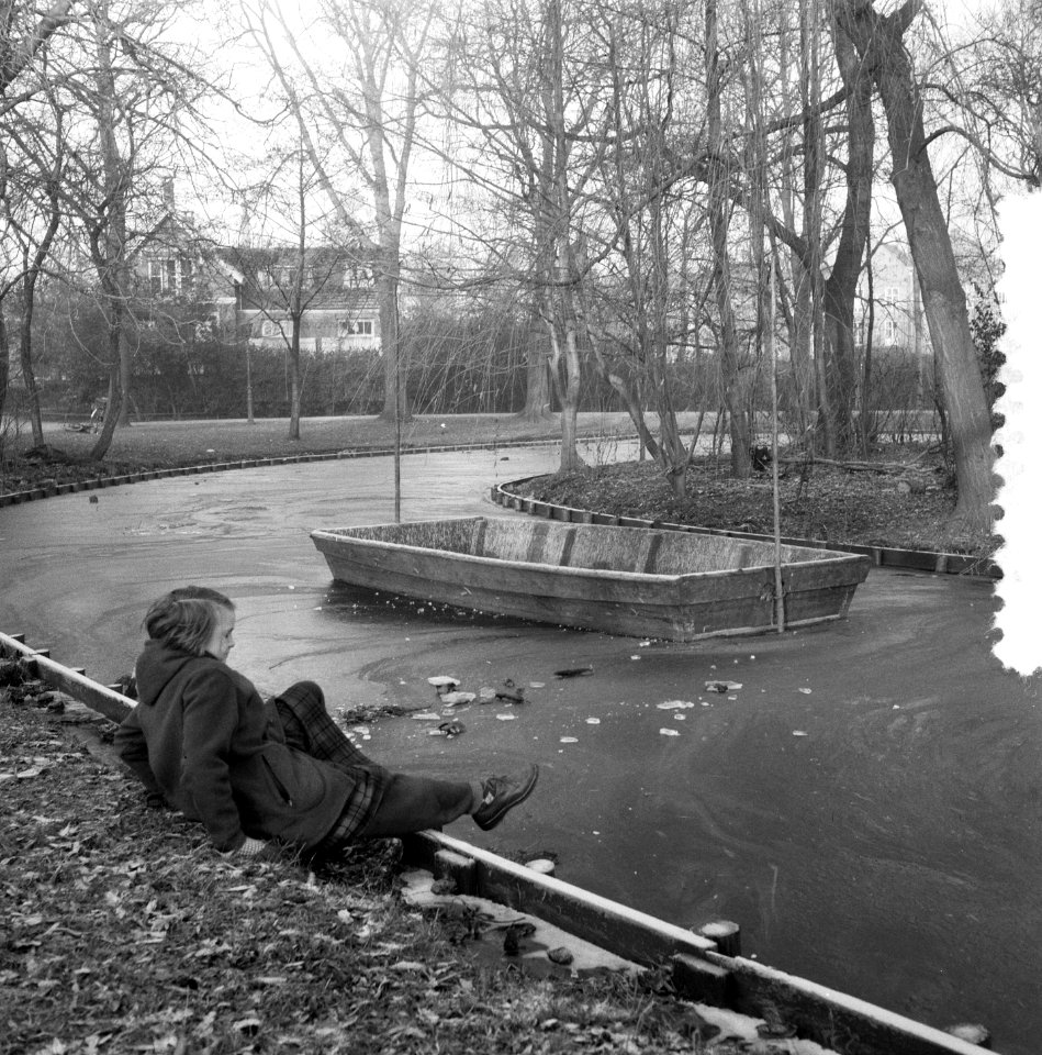 Eerste vorst in ons land, ijs in het Vondelpark even proberen, Bestanddeelnr 907-5017