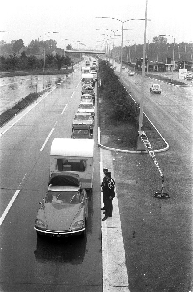 Eerste dag van de zomervakantie voor veel Nederlanders, auto's passeren de grens, Bestanddeelnr 925-7067