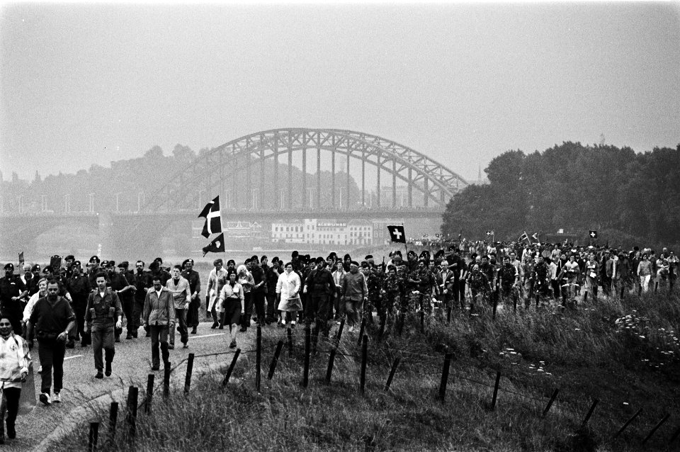 Eerste dag overzicht bij de brug over de Waal, Bestanddeelnr 930-3579