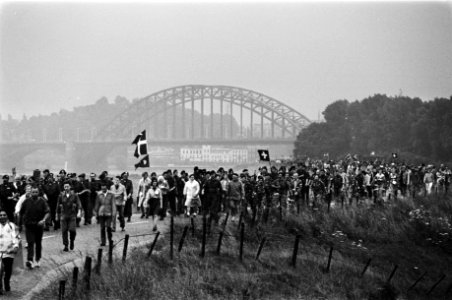 Eerste dag overzicht bij de brug over de Waal, Bestanddeelnr 930-3579
