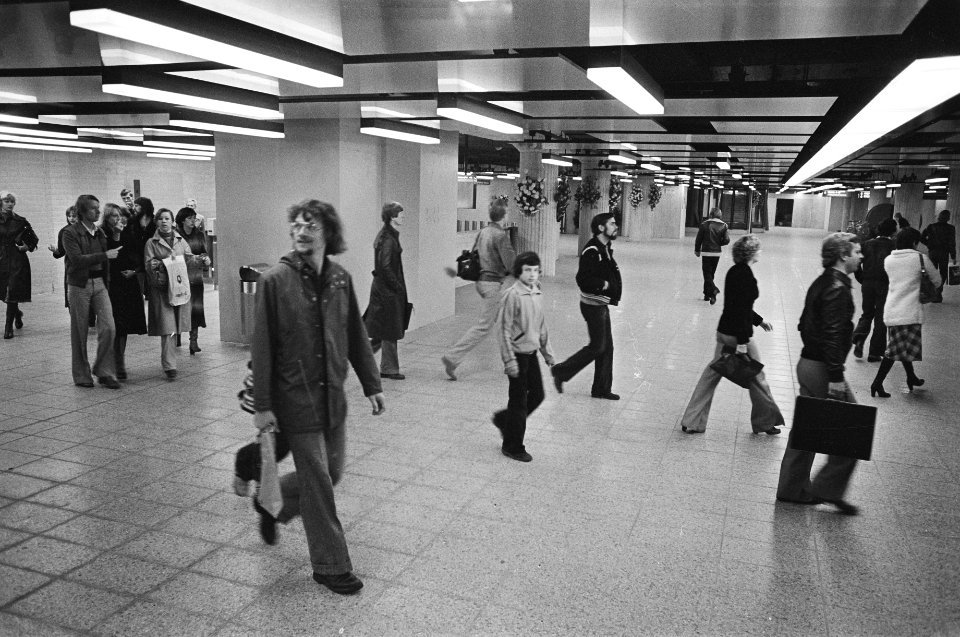 Eerste werkdag in Amsterdamse metro ochtendspits in station Weesperplein, Bestanddeelnr 929-3946