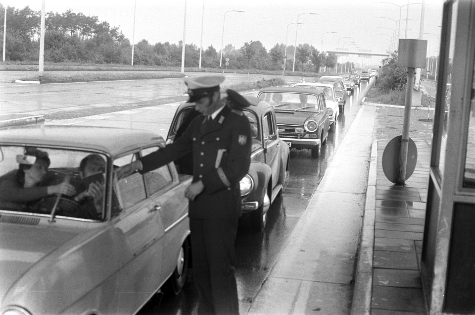Eerste dag van de zomervakantie voor veel Nederlanders, auto's passeren de grens, Bestanddeelnr 925-7070