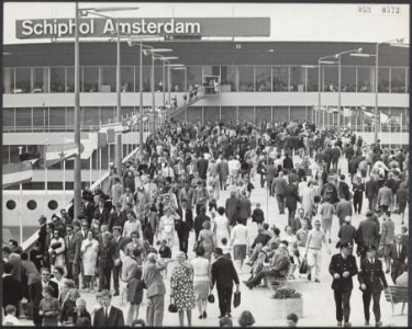 Eerste weekend van opening nieuwe Schiphol. De luchthaven ontving meer dan 20.00, Bestanddeelnr 059-0573