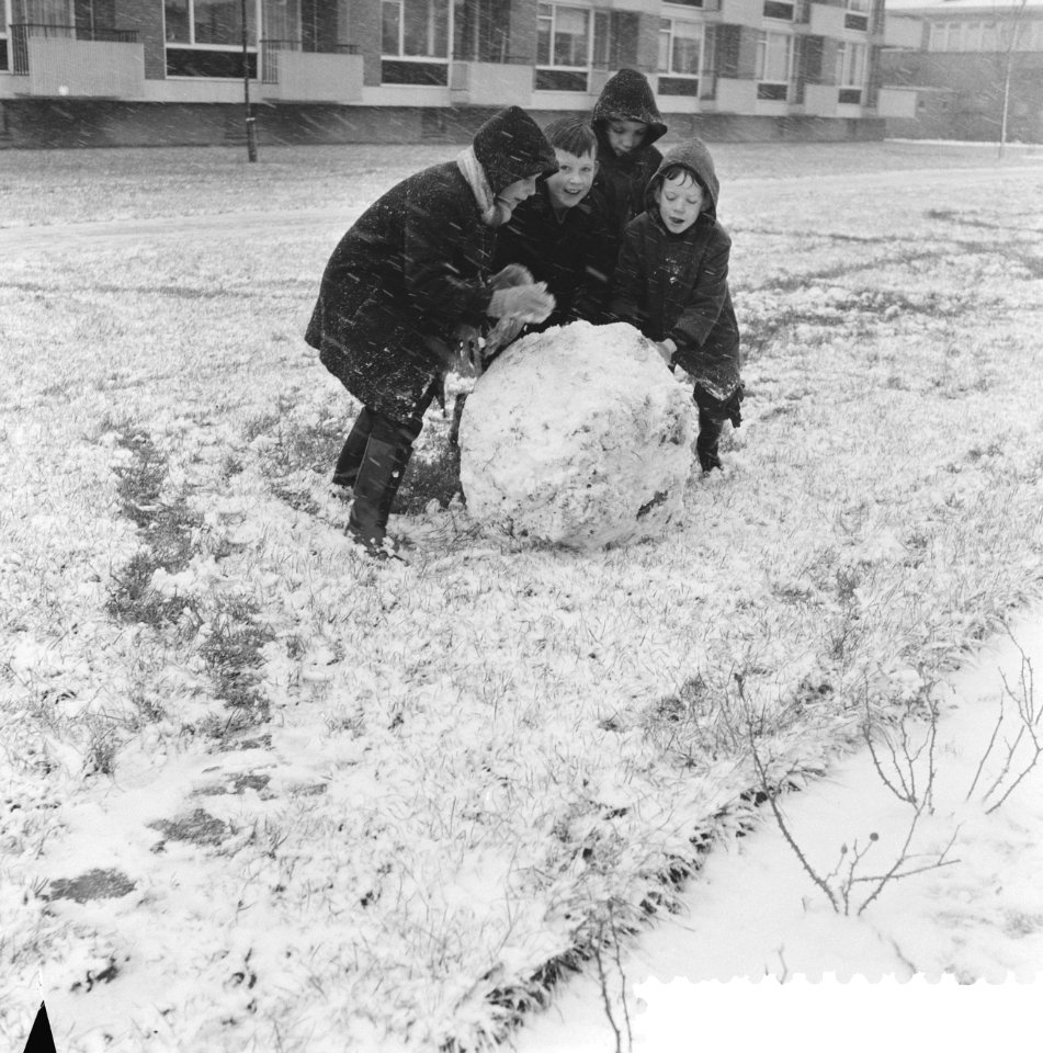 Eerste sneeuwval te Rotterdam, kinderen met sneeuwbal, Bestanddeelnr 911-8758