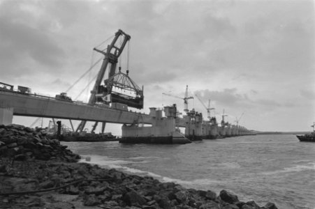Eerste schuif in stormvloedkering Oosterschelde aangebracht een drijvende bok ti, Bestanddeelnr 933-0593