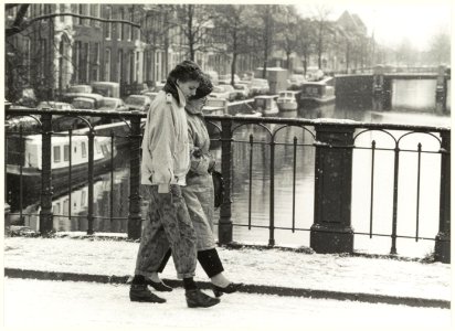 Eerste sneeuw bij de brug over de Nieuwe Gracht. NL-HlmNHA 54021069