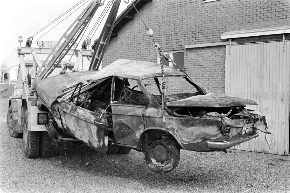 Een van de auto's die betrokken was bij het auto-ongeluk op Rijksweg 7 bij Wieri, Bestanddeelnr 929-1112