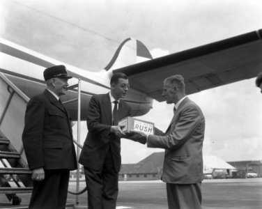Eerste salk-vaccin voor polio arriveert op Schiphol. Van links naar rechts W. va, Bestanddeelnr 908-9050