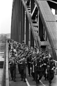 Eerste dag Nijmeegse Vierdaagse , wandelaars op de brug Nijmegen, Bestanddeelnr 928-7025