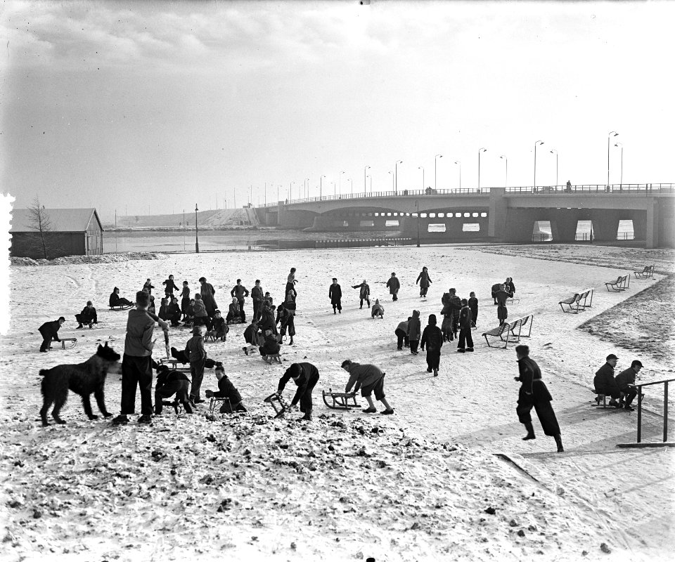 Eerste sneeuw in Amsterdam, sneeuwpret de jeugd bij Utrechtse brug, Bestanddeelnr 906-9334