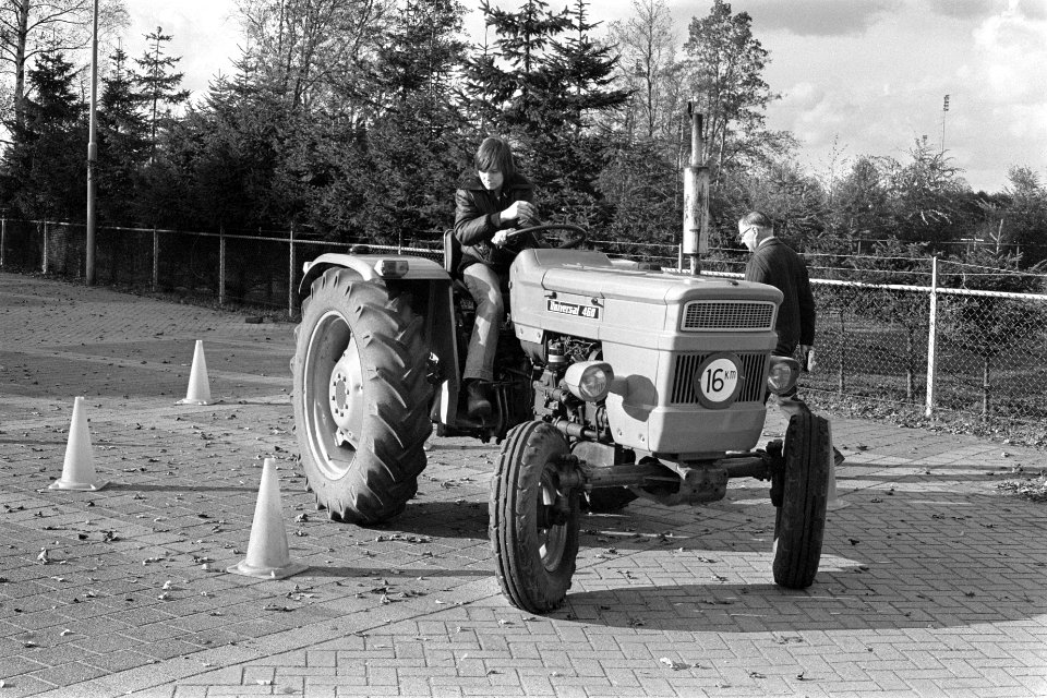 Eerste trekkerrijbewijs in Nijkerk uitgereikt aan 16-jarige, Bestanddeelnr 929-4166