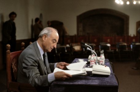 Eerste dag verhoren Parlementaire enquete commissie RSV oud minister Schmelzer , Bestanddeelnr 253-8859