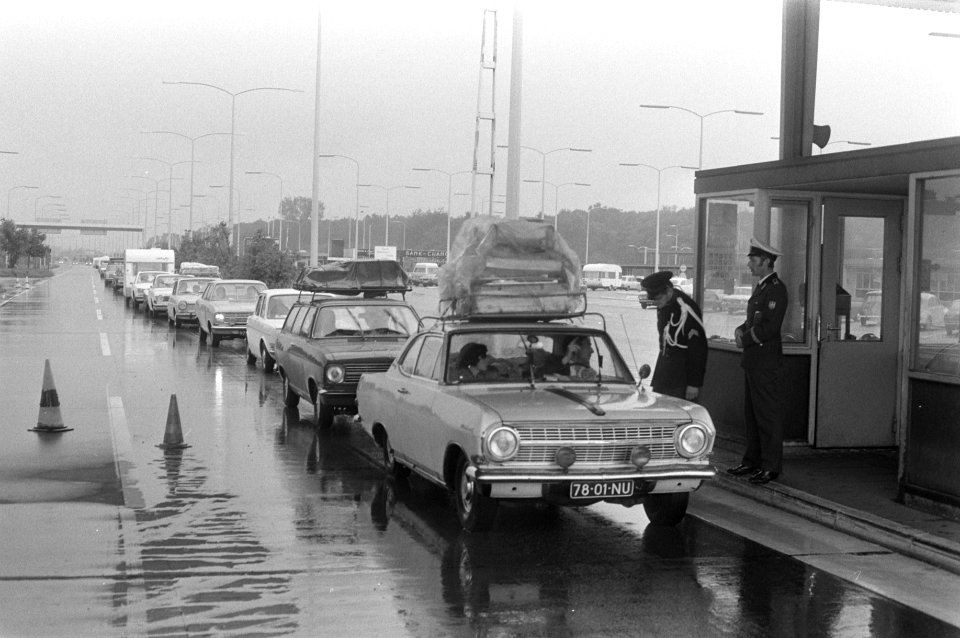 Eerste dag van de zomervakantie voor veel Nederlanders, auto's passeren de grens, Bestanddeelnr 925-7071