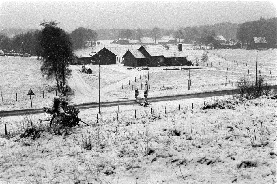 Eerste sneeuw (nabij Apeldoorn) besneeuwde boerderij, Bestanddeelnr 930-6000