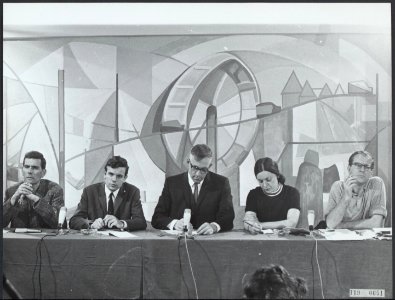 Eerste van een drietal hearing in de aula van het Ignatiuscollege te Amsterdam o, Bestanddeelnr 119-0651