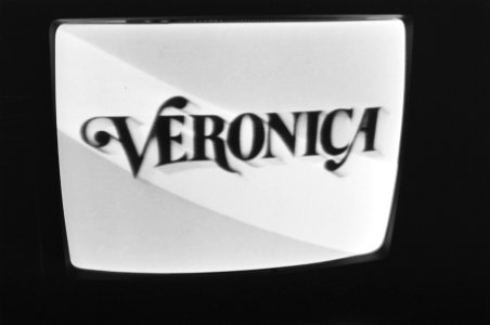 Eerste TV-uitzending van VOO (Veronica) naam op scherm en ledenwerving (tel.no., Bestanddeelnr 928-5357