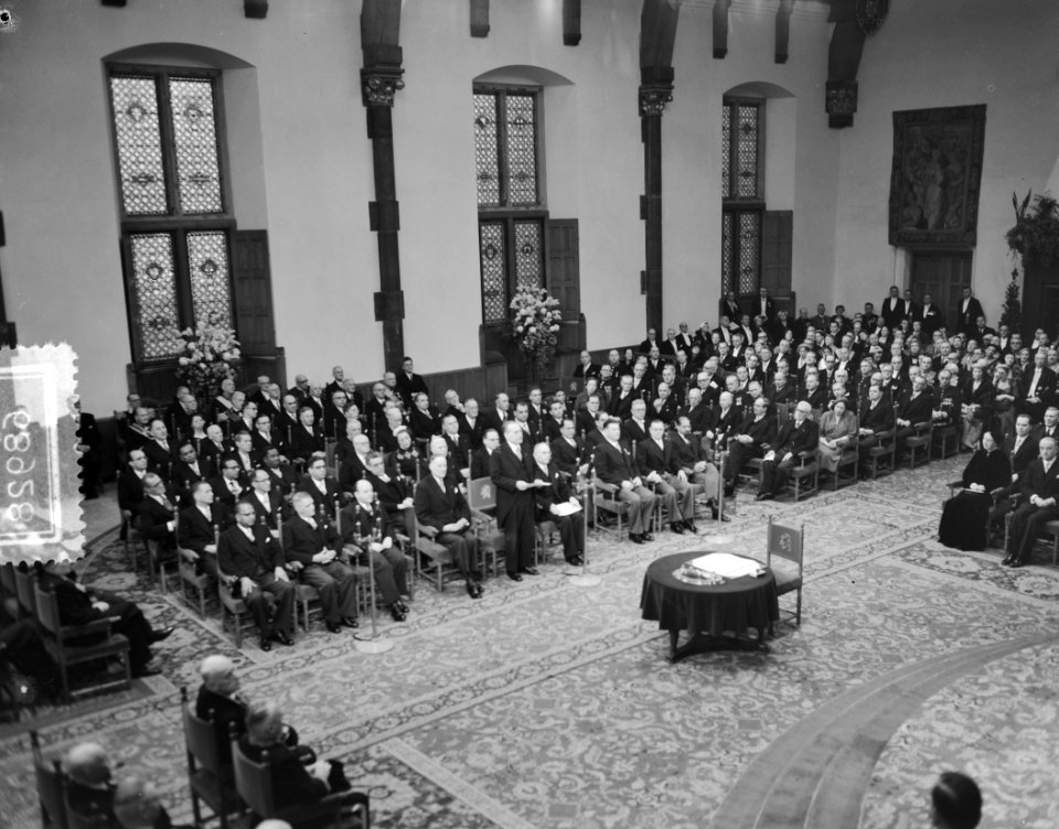 Een van de ministers houdt een toespraak, Bestanddeelnr 906-8928