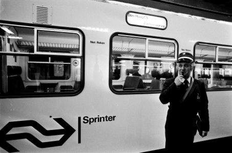 Eerste Sprinter van NS in Den Haag gestart de conducteur geeft het verstrekse, Bestanddeelnr 927-8767