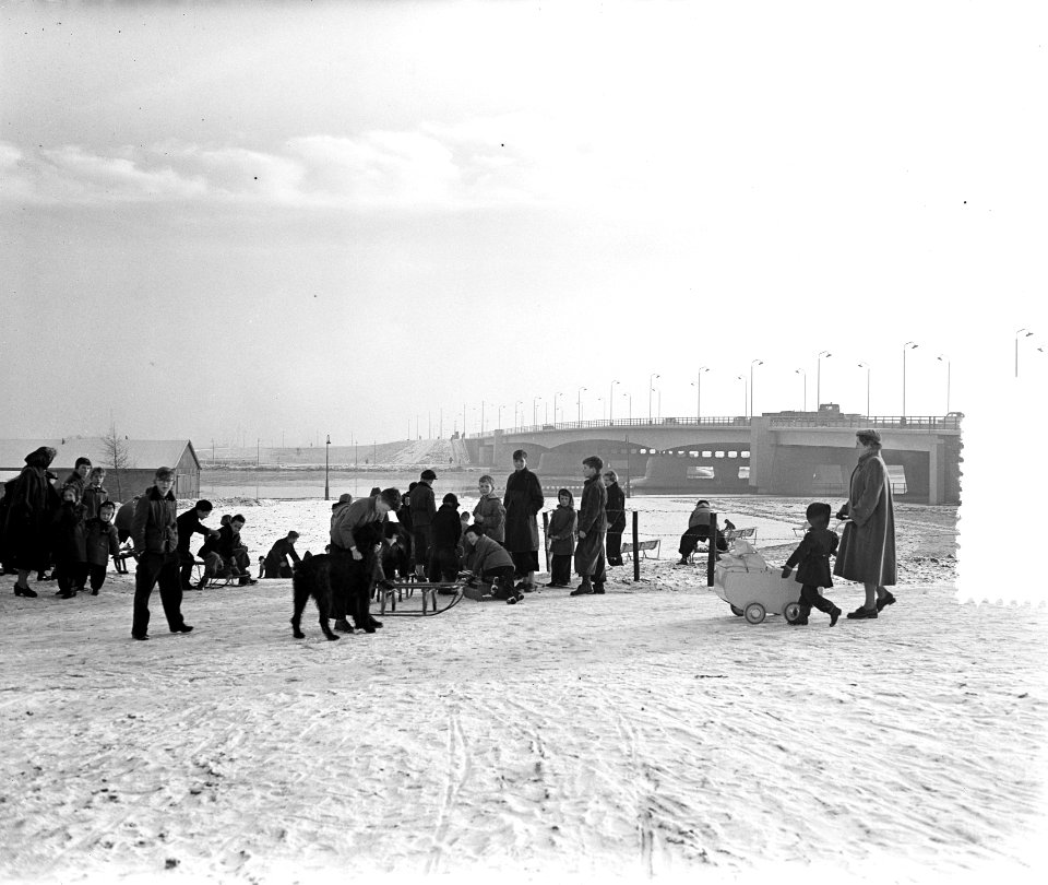 Eerste sneeuw in Amsterdam, sneeuwpret de jeugd bij Utrechtse brug, Bestanddeelnr 906-9335