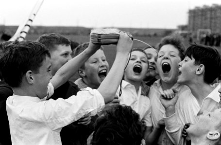 Eerste schoolvoetbalmiddag in Amsterdam, tijdens de rust was veel behoefte aan w, Bestanddeelnr 915-0353