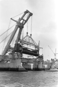 Eerste schuif in stormvloedkering Oosterschelde aangebracht een drijvende bok ti, Bestanddeelnr 933-0595