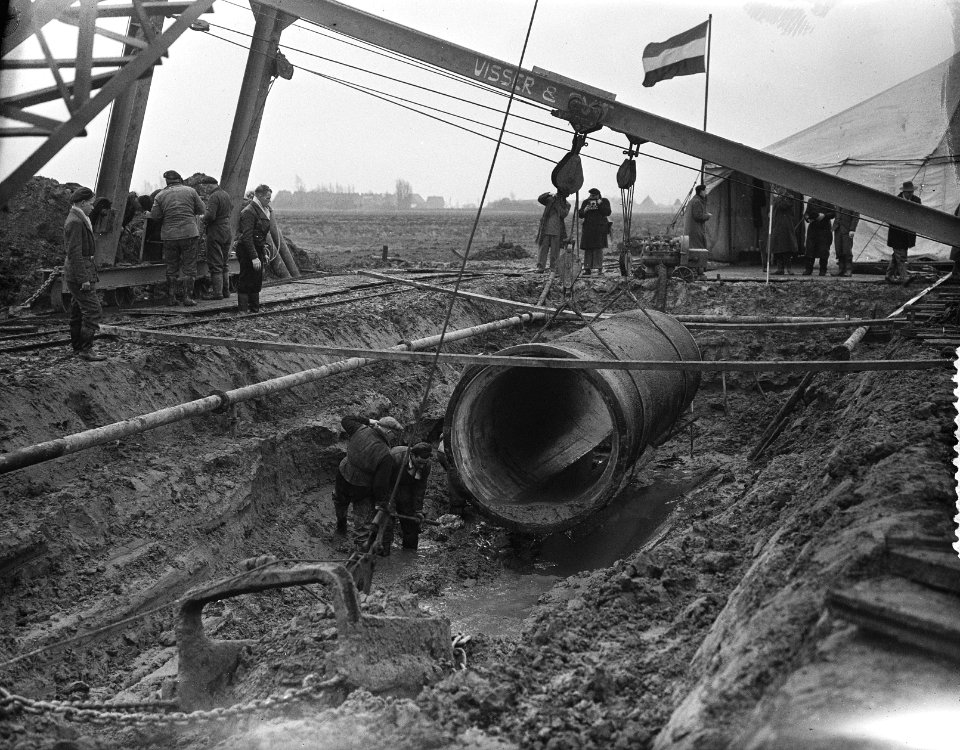 Eerste waterleidingbuis bij Jutphaas, Leiden, Castricum, Bestanddeelnr 906-8987