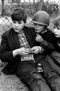 Eerste schoolvoetbalmiddag in Amsterdam, twee toeschouwertjes met shag en fles j, Bestanddeelnr 915-0354