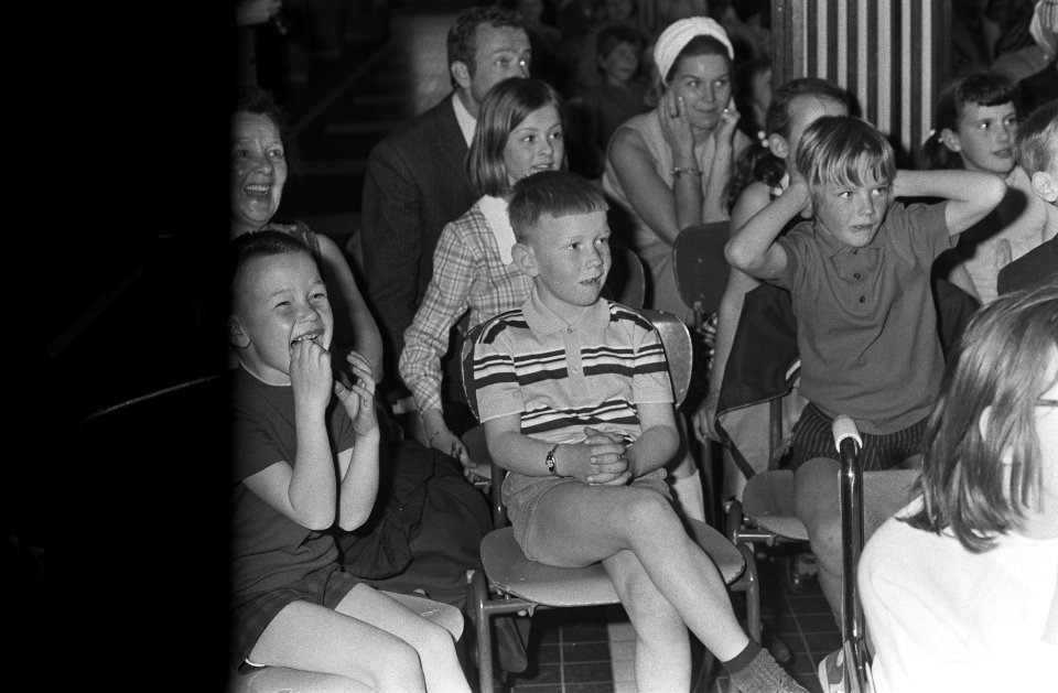 Eerste voorstelling van de Fabeltjeskrant op het toneel (met poppen) in het Casi, Bestanddeelnr 922-2877