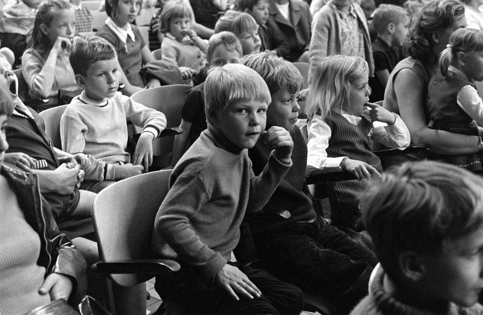 Eerste voorstelling van de Fabeltjeskrant op het toneel (met poppen) in het Casi, Bestanddeelnr 922-2875